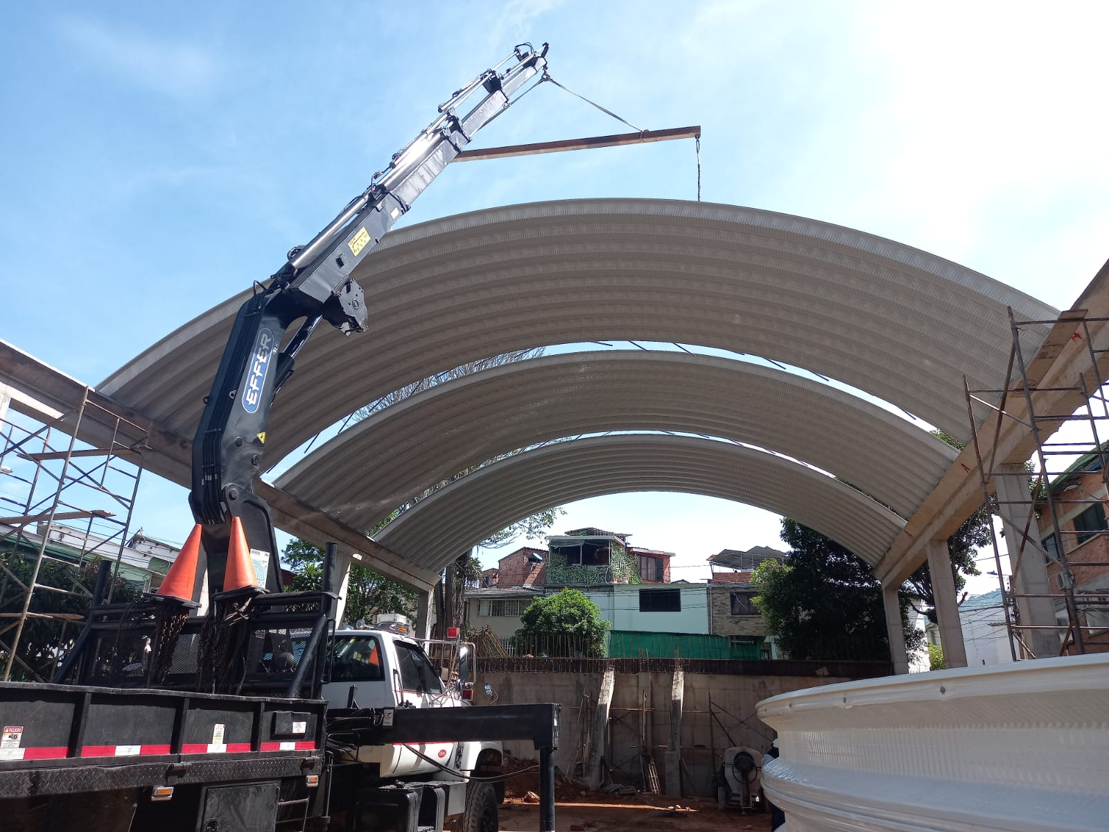 Andamios certificados en Bucaramanga- SAPMAN SAS camion grua Bucaramanga